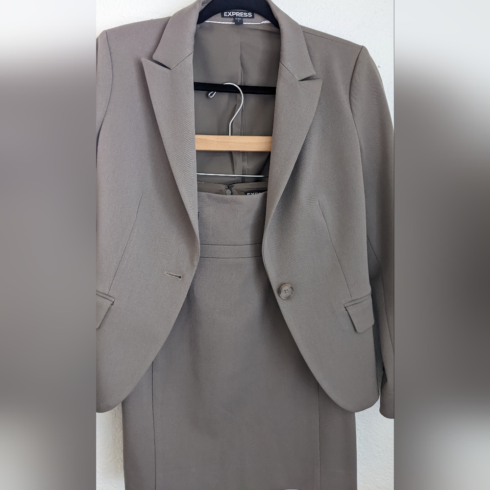 Express Women's Blazer Pencil Skirt Suit Set in Taupe